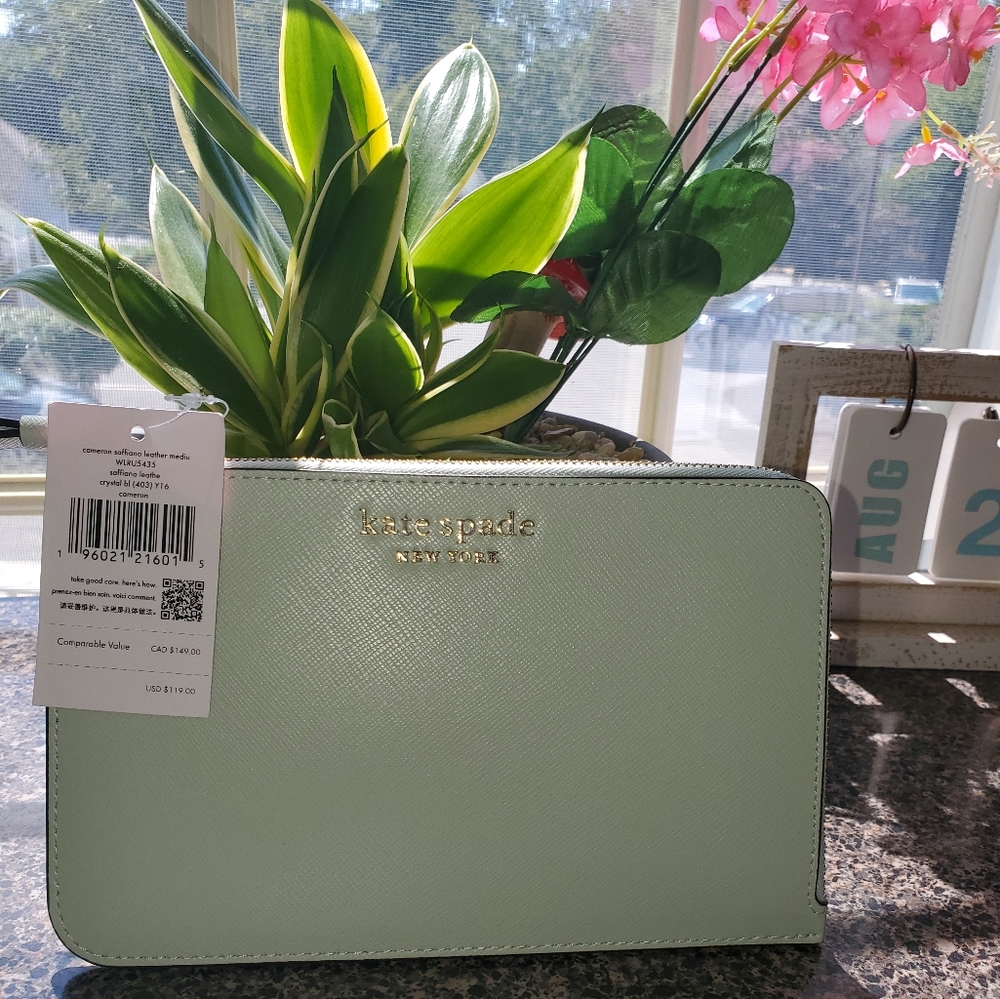NWT Kate Spade Mint Wristlet
